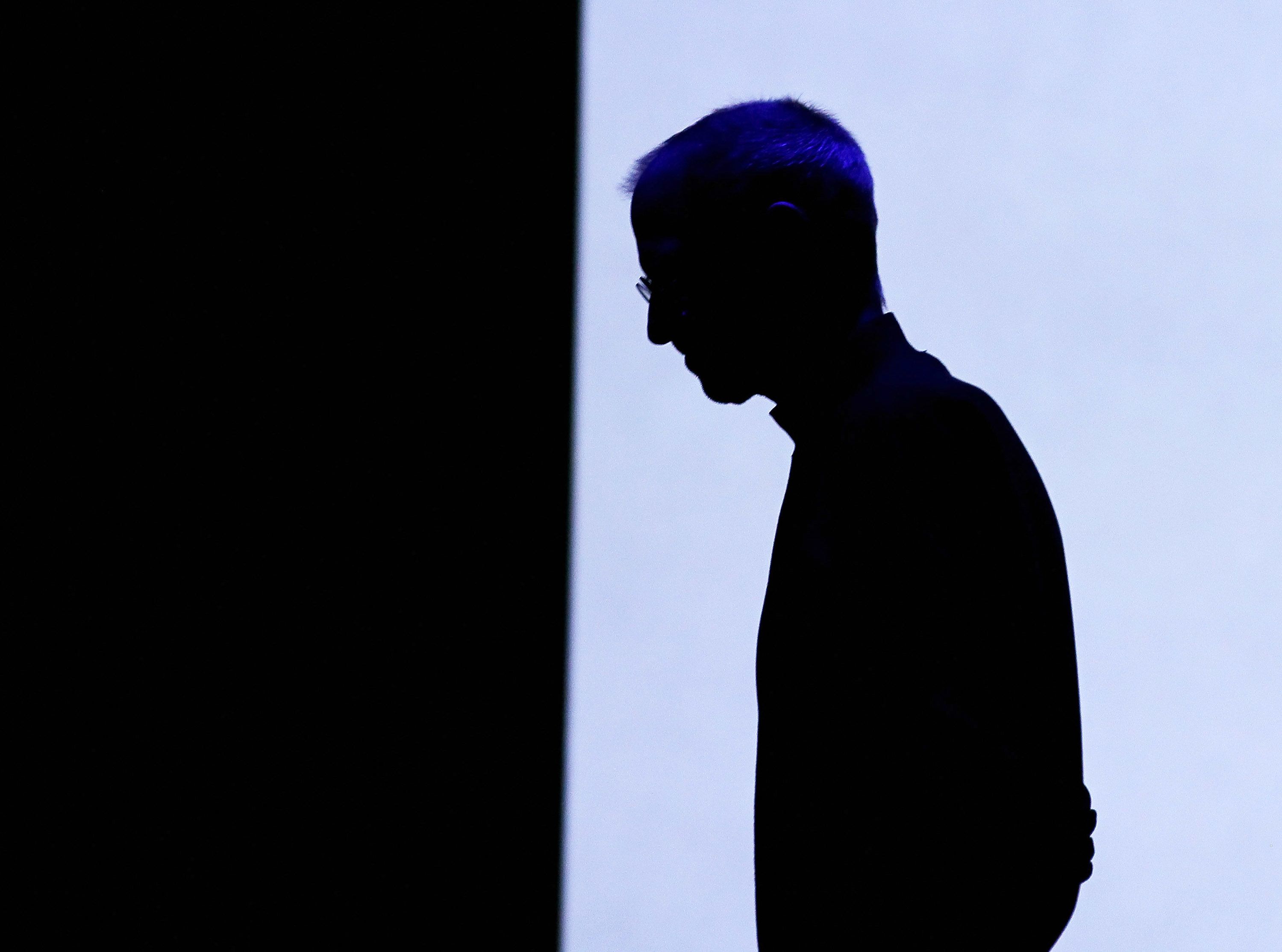 Silhouette de Steve Jobs sur scène
